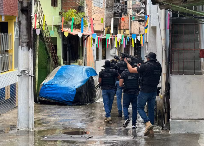 Polícia busca atiradores que balearam delegado e policial em Salvador
