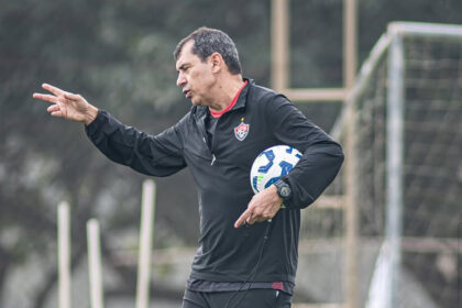 Apresentado no Vitória, Carille nega fama de “retranqueiro”