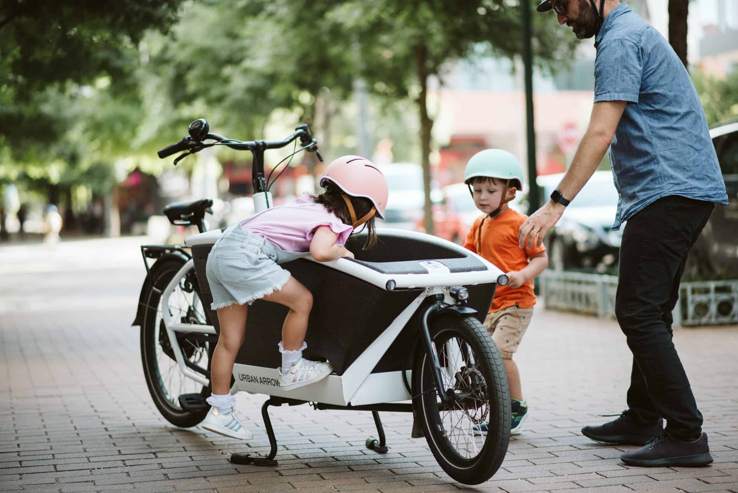 Bicicleta elétrica com motor Bosch transporta até quatro crianças