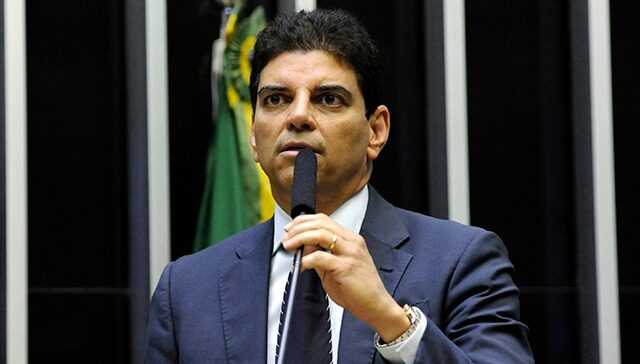 Deputados baianos apoiam moção de louvor a Trump às vésperas de taxação contra o Brasil