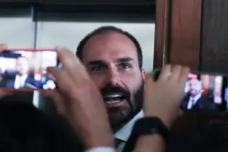 Eduardo Bolsonaro diz que não vai renunciar ao mandato de deputado
