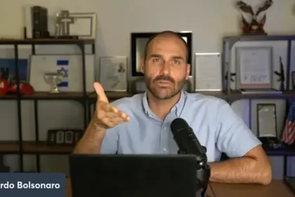 Deputado Eduardo Bolsonaro não corre risco de perder mandato por faltas em 2025