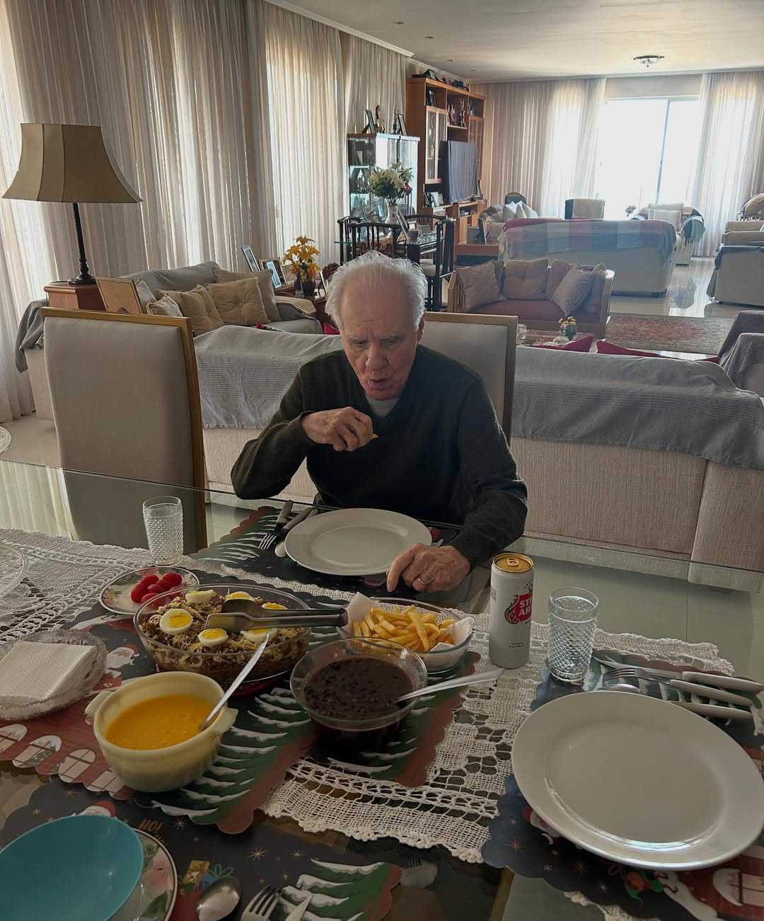 Evaristo de Macedo, maior técnico do Bahia, comemora recuperação de cirurgia