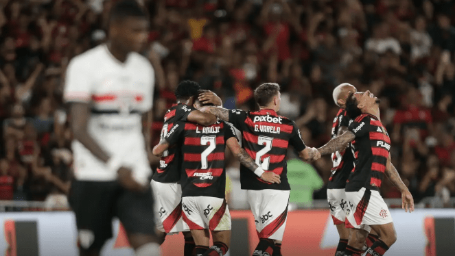 Flamengo vence São Paulo por 2 a 0 no retorno do Brasileiro