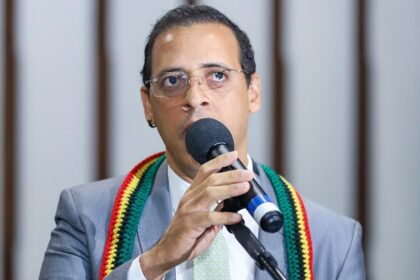 Hilton apresenta projeto de lei que proíbe e pune a chamada "Cura Gay"