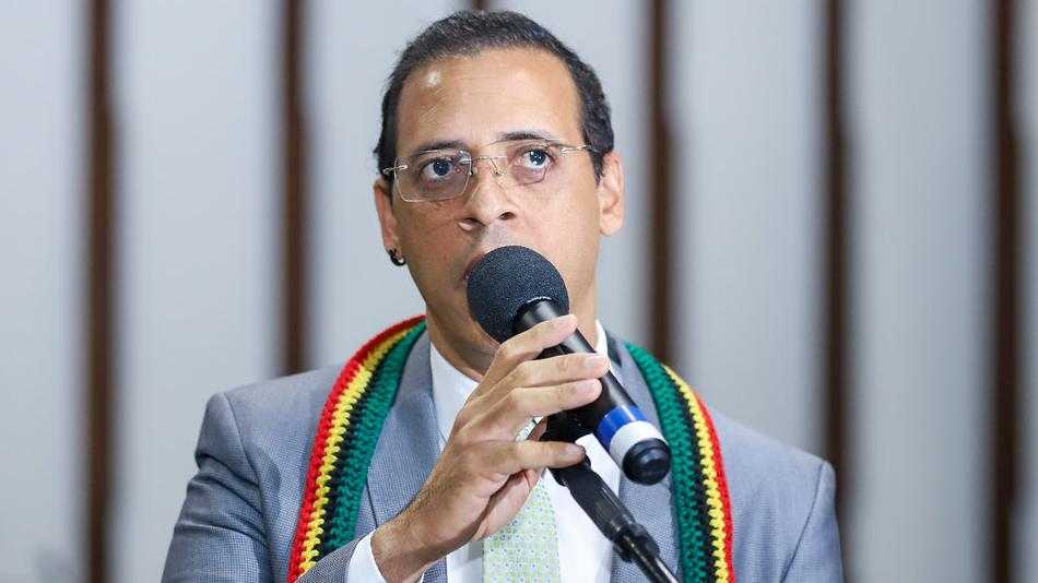 Hilton apresenta projeto de lei que proíbe e pune a chamada "Cura Gay"