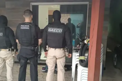 Polícia realiza operação contra facções em Arraial d’Ajuda, BA