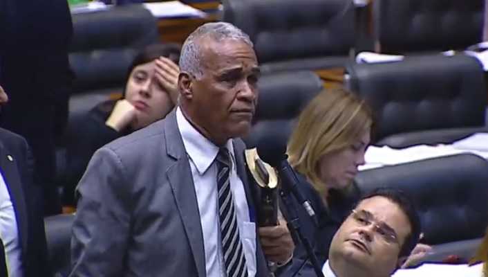 Isidório compara Trump a “chefe de facção” e "dono de boca de fumo"