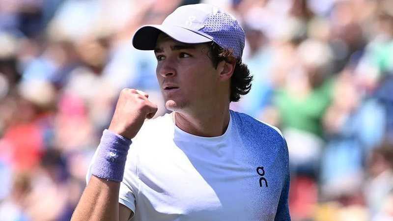 Brasileiro João Fonseca derrota norte-americano e faz história no tênis mundial