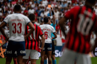 Jogadores de Bahia e Vitória pegam gancho por expulsões no Ba-Vi