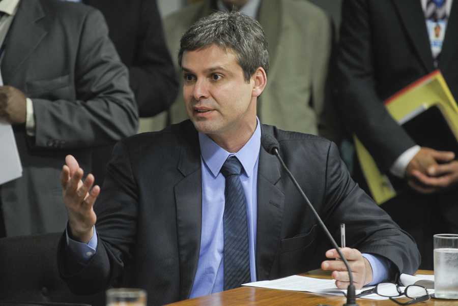 Líder do PT aciona STF contra Tarcísio por suposta tentativa de ajudar Bolsonaro a deixar o país