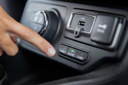 6 coisas que a porta USB do seu carro pode fazer para você testar