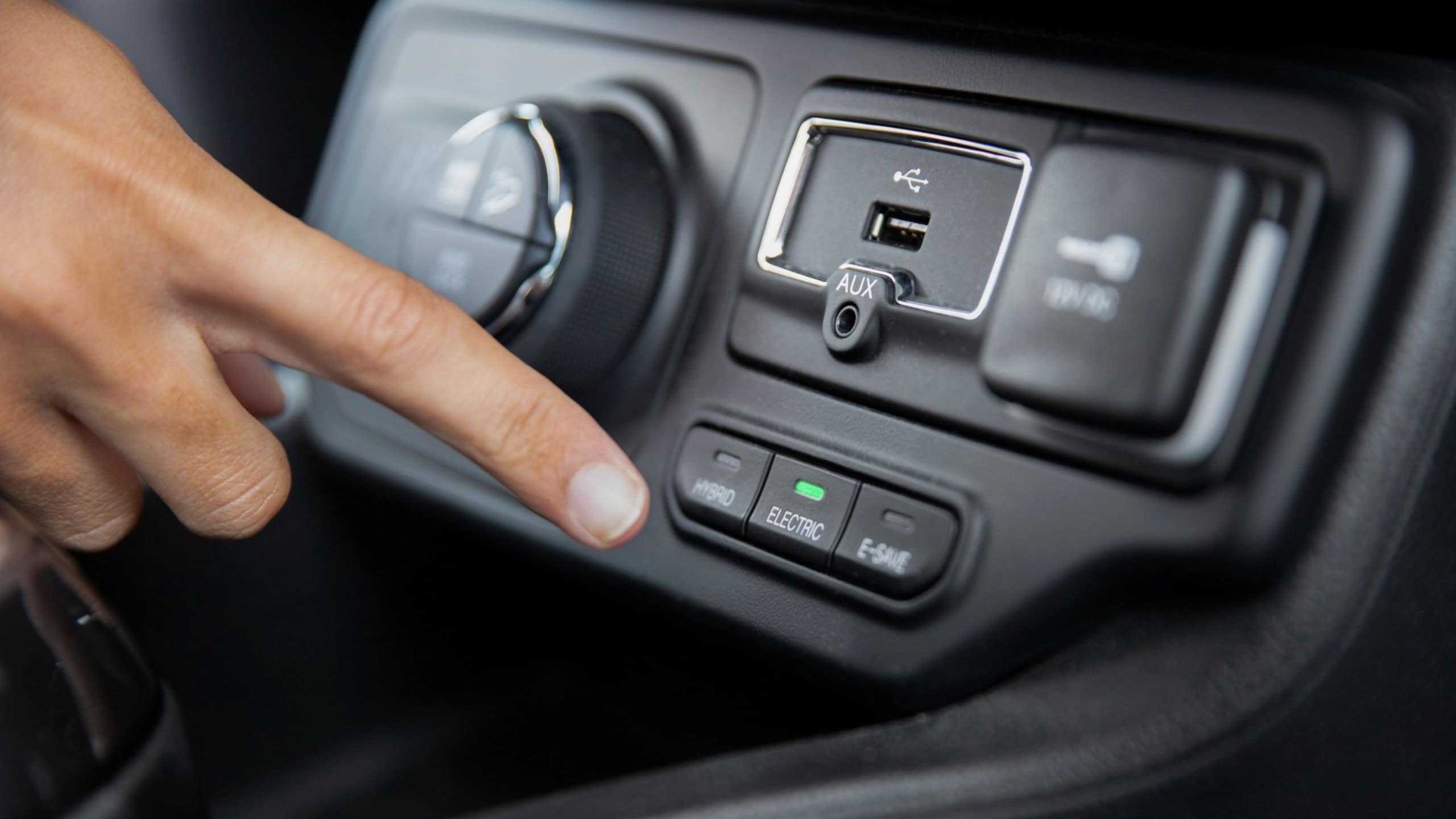 6 coisas que a porta USB do seu carro pode fazer para você testar