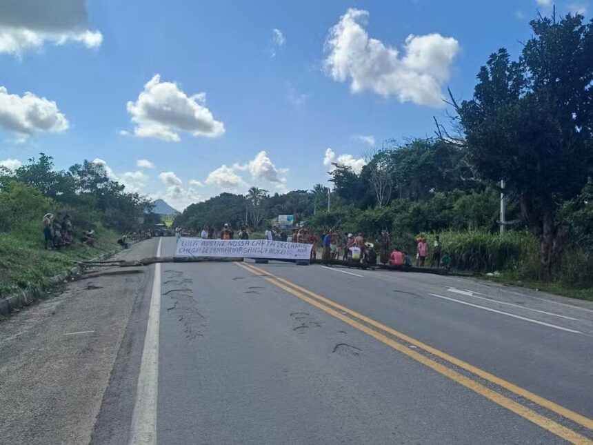 Indígenas encerram bloqueio na BR-101 após 36 horas de protesto