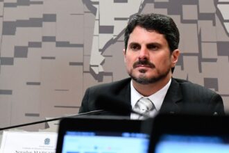 Mesmo com passaporte bloqueado pelo STF, senador Marcos do Val viaja aos EUA
