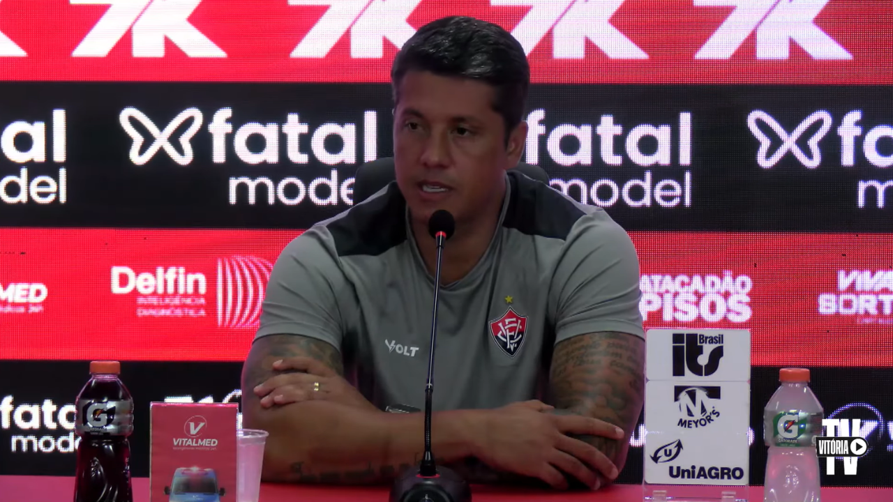 Após eliminação, Thiago Carpini diz não temer demissão no Vitória
