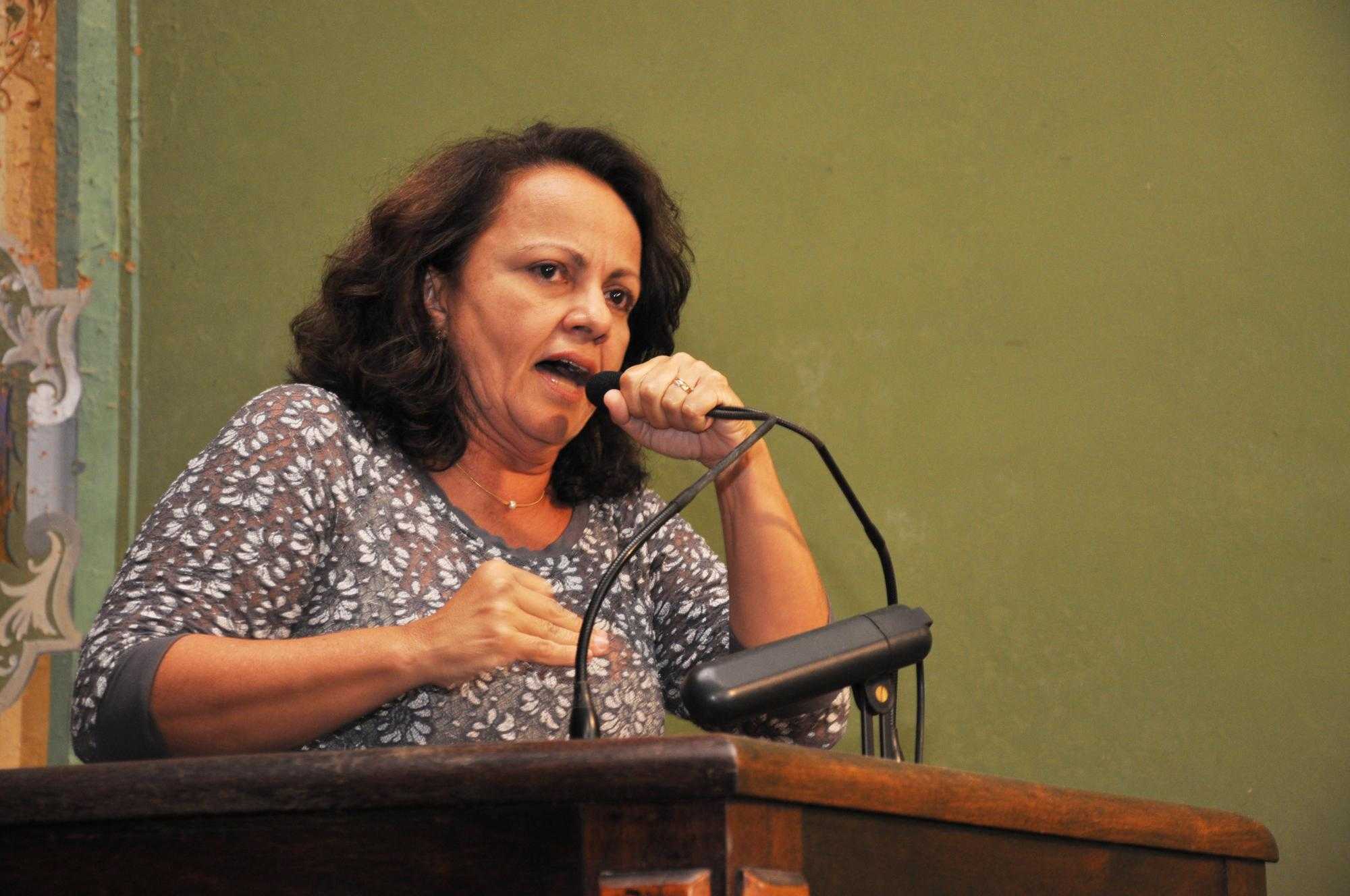 Vereadora formaliza pedido de informação sobre viagem do prefeito ao exterior