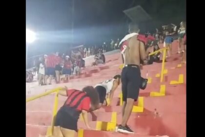 Vídeo: Torcedora do Vitória sobre arquibancada ajoelhada após time sair do Z-4