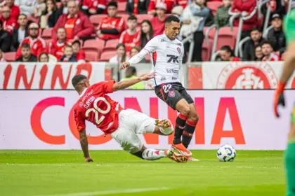Vitória perde para o Inter na estreia de Carille e segue em crise no Brasileirão