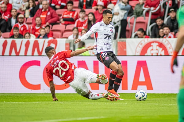 Vitória perde para o Inter na estreia de Carille e segue em crise no Brasileirão