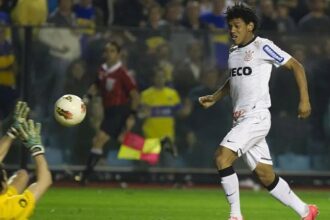 Vitória acerta contratação de Romarinho, xodó da torcida do Corinthians