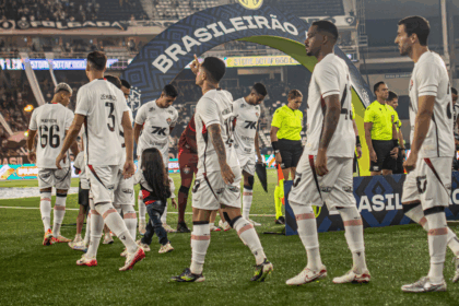 Vitória encara Bragantino no Barradão; veja prováveis escalações