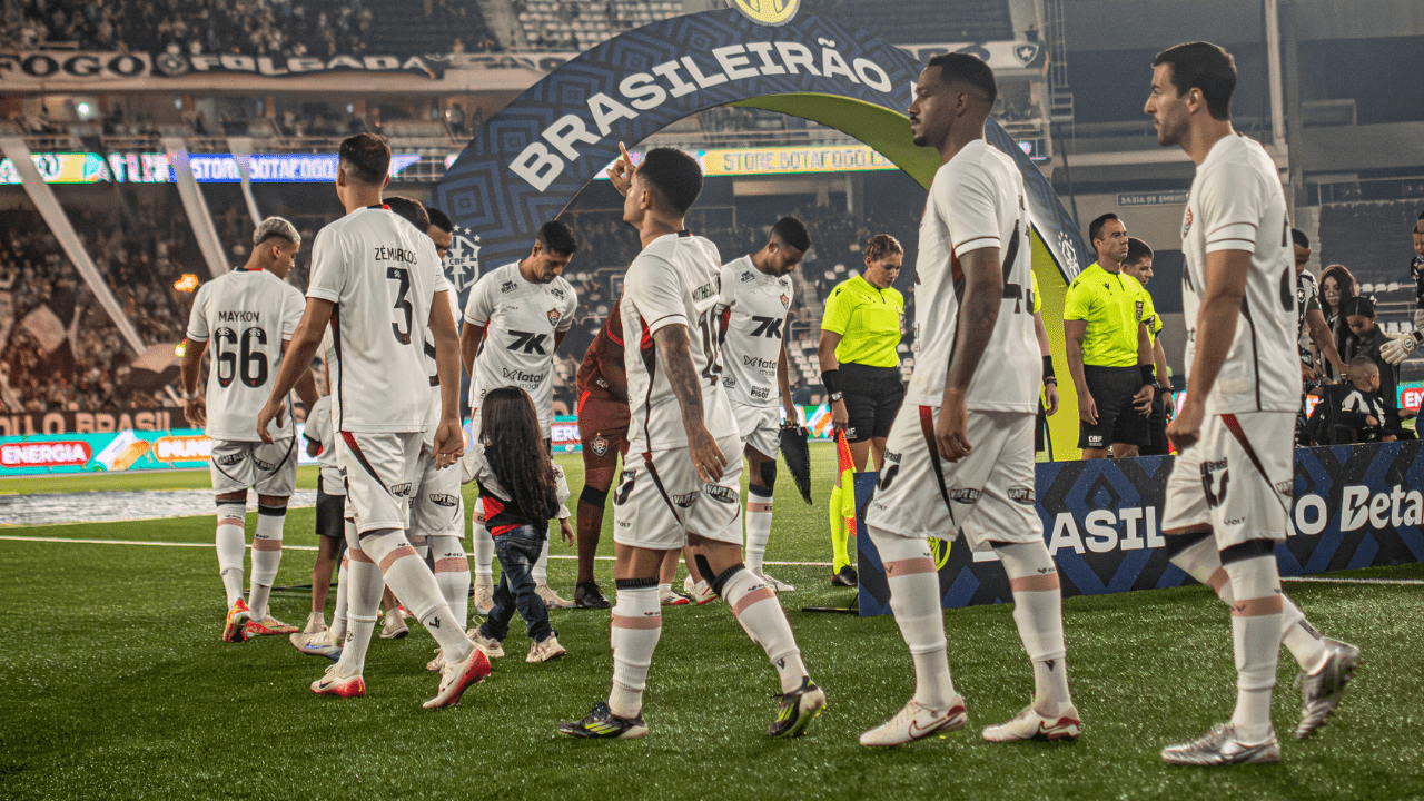 Vitória encara Bragantino no Barradão; veja prováveis escalações