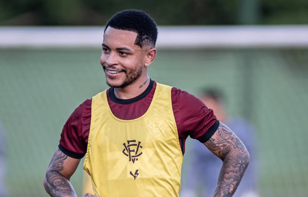 Renovou! Vitória amplia contrato de Matheuzinho por mais um ano