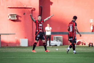 Vitória bate Bragantino, conquista primeiros três pontos sob comando de Carille e deixa Z-4