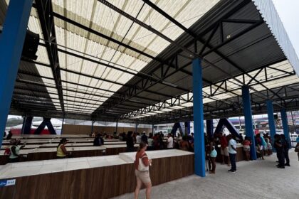 Feirantes de hortifrúti de Candeias mudam para novo ponto no Centro