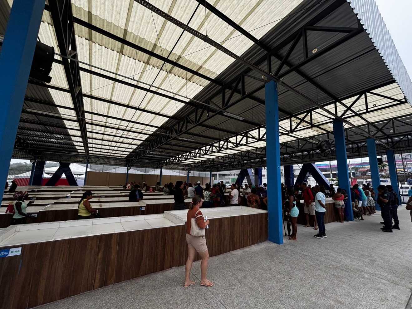 Feirantes de hortifrúti de Candeias mudam para novo ponto no Centro