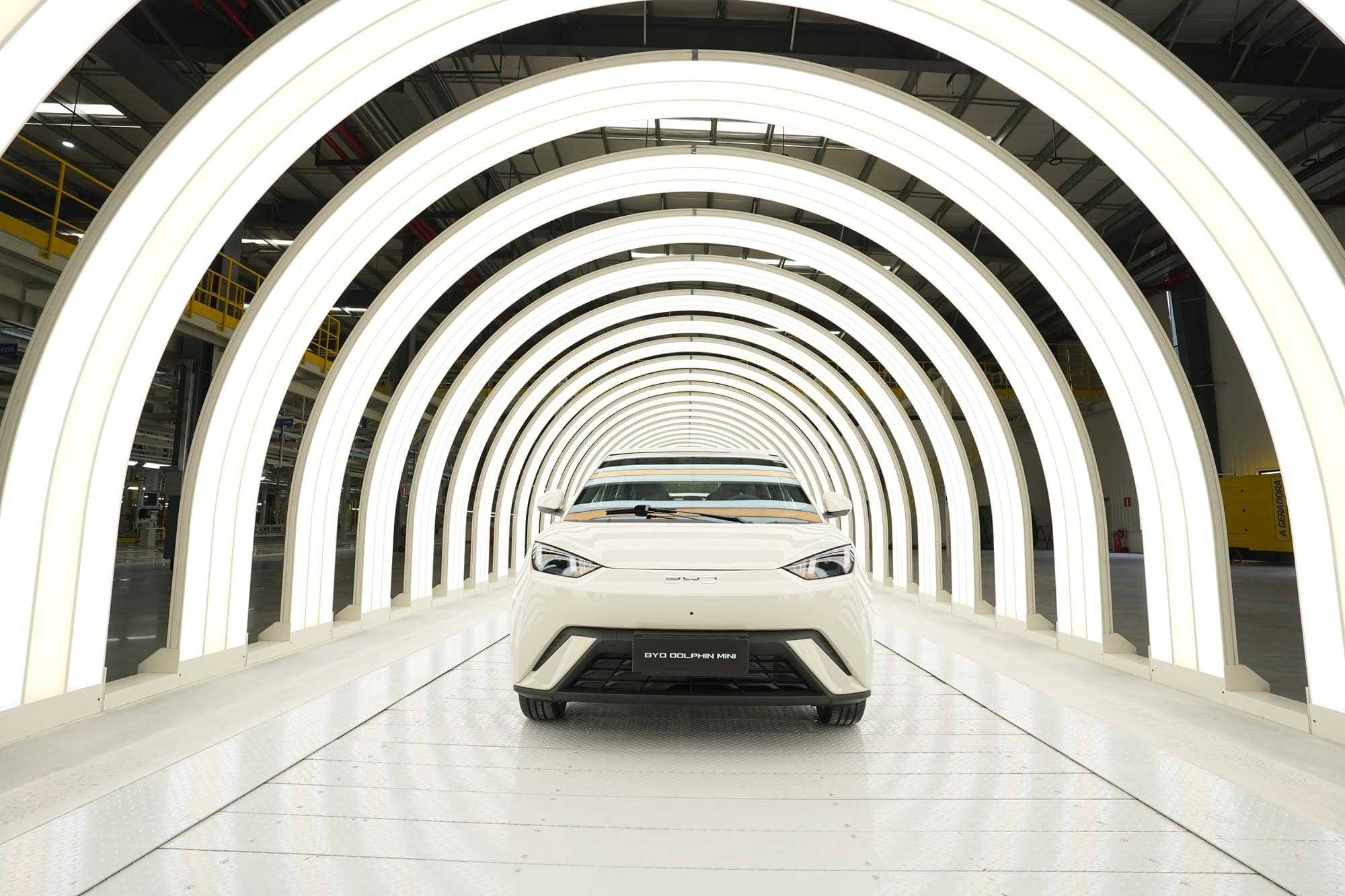 BYD apresenta seu primeiro carro elétrico montado no Brasil