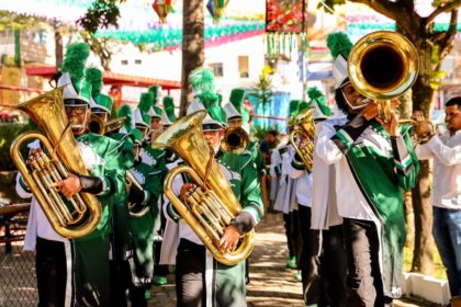Moradores e autoridades celebram passagem do Fogo Simbólico em Candeias
