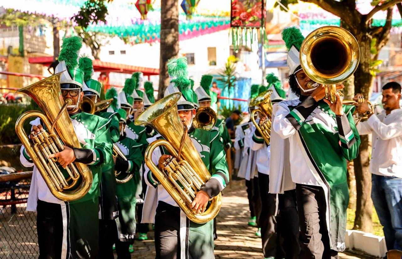 Moradores e autoridades celebram passagem do Fogo Simbólico em Candeias