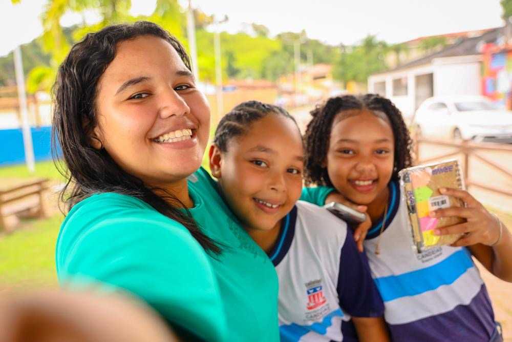 Alunos da Escola Castro Alves exploram manguezais em aula extraclasse