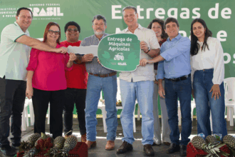 Fávaro entrega máquinas e equipamentos para fortalecer agricultura familiar no MT