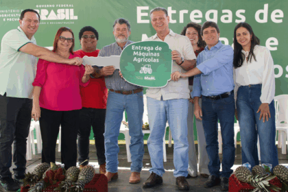 Fávaro entrega máquinas e equipamentos para fortalecer agricultura familiar no MT