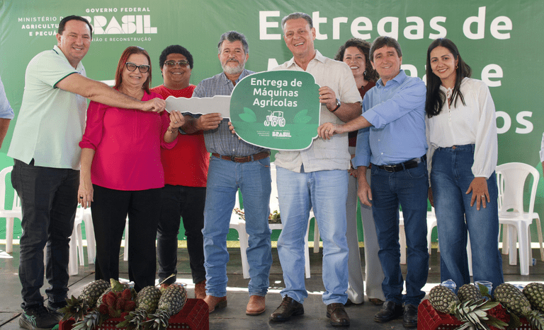Fávaro entrega máquinas e equipamentos para fortalecer agricultura familiar no MT