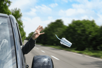 Jogar lixo para fora do carro ocasiona multa? Entenda