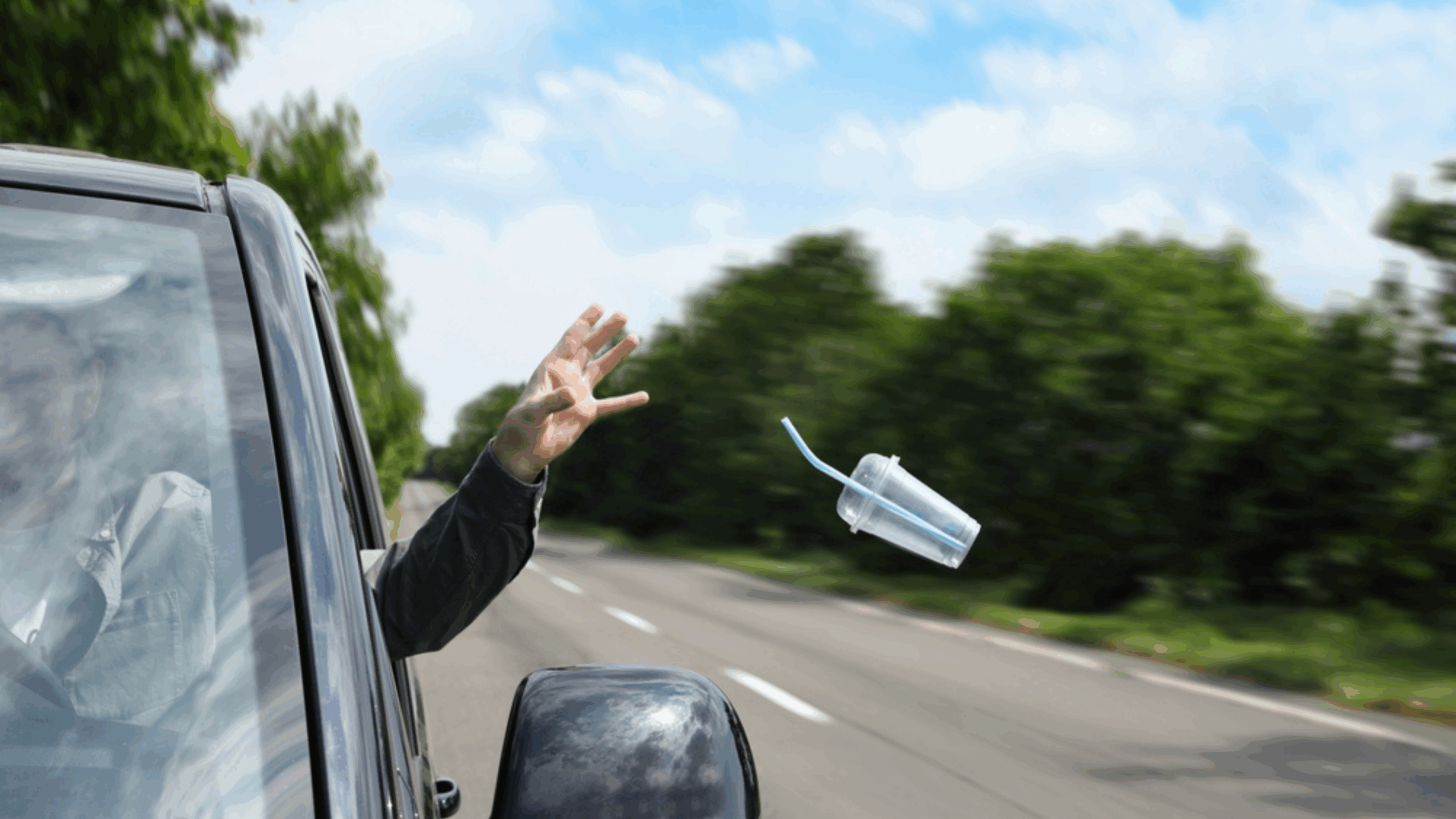 Jogar lixo para fora do carro ocasiona multa? Entenda