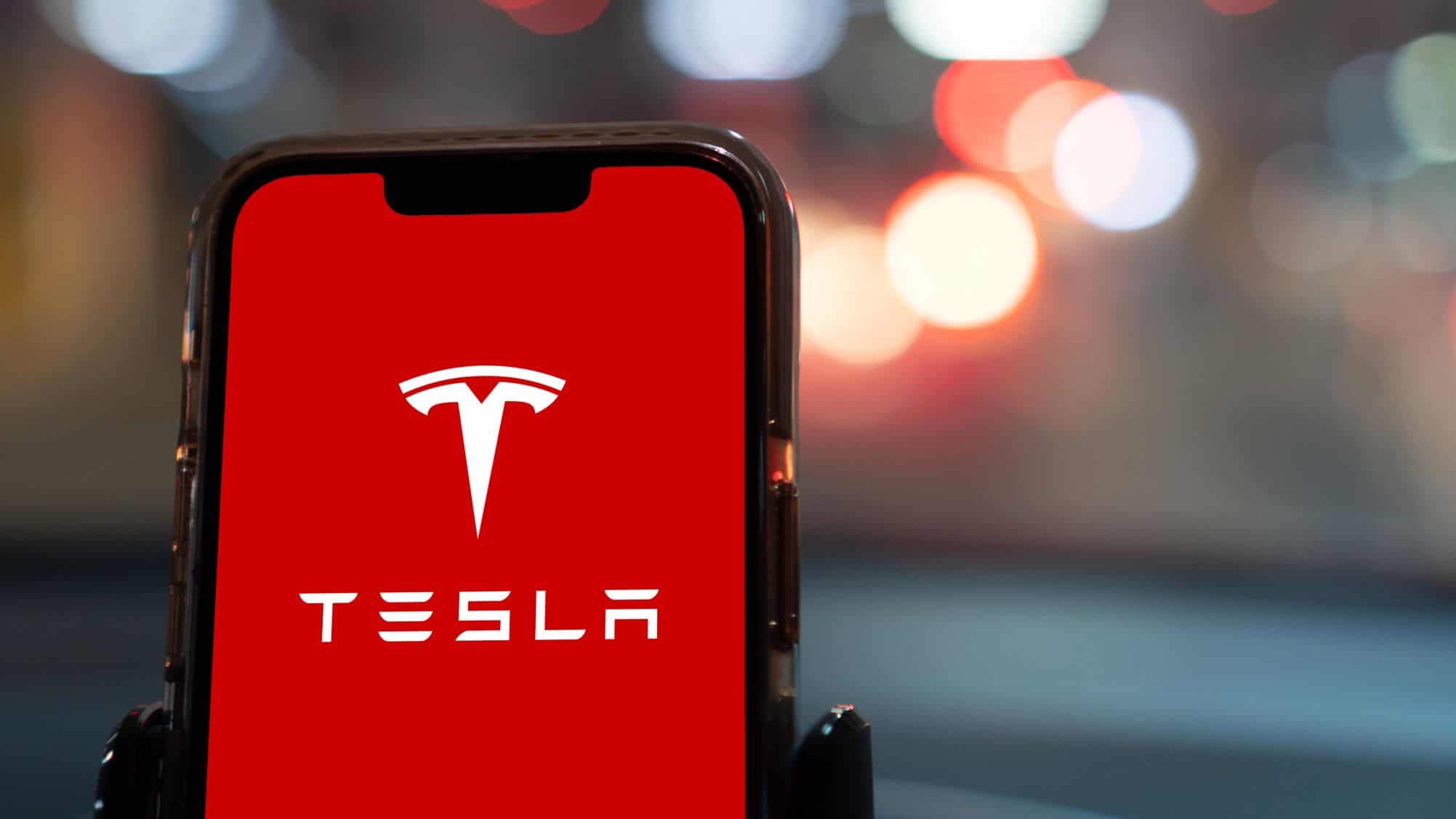 Tesla vai a julgamento por acidente fatal ligado ao Autopilot