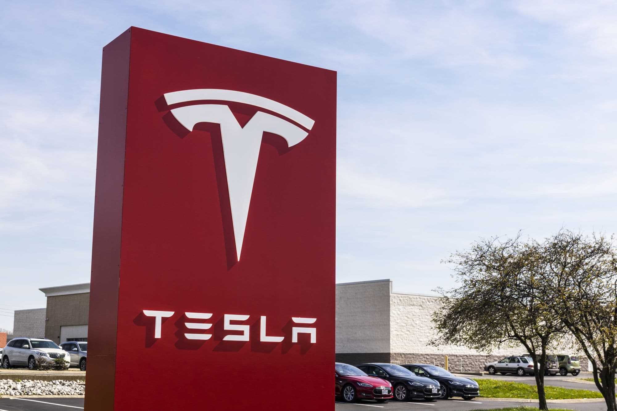 Vendas globais da Tesla voltam a cair no segundo trimestre