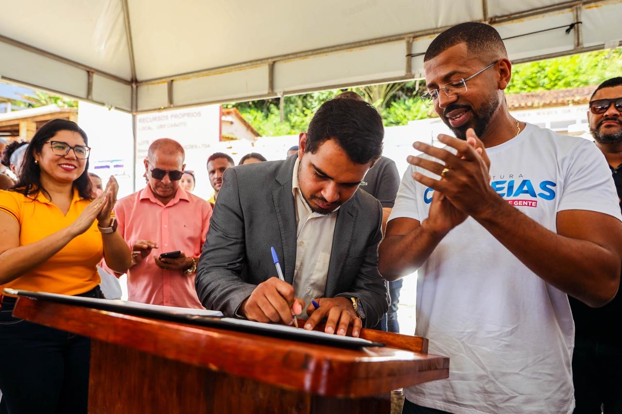 Prefeito assina Ordem de Serviço para PSF e licitação do píer em Caboto
