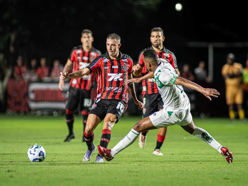 Vitória e Juventude: Empate emocionante em jogo com expulsões!