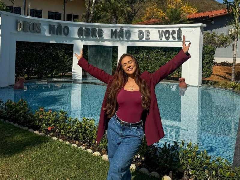 Influenciadora Cristã no Reality de Carlinhos Maia: Polêmica e Emoção!