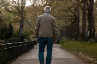 Como a Deficiência de Vitamina D Aumenta em 22% o Risco de Lentidão na Caminhada na Velhice