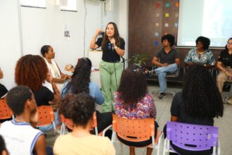 Alunos do Paulo IV assistem a palestra sobre violência contra a mulher