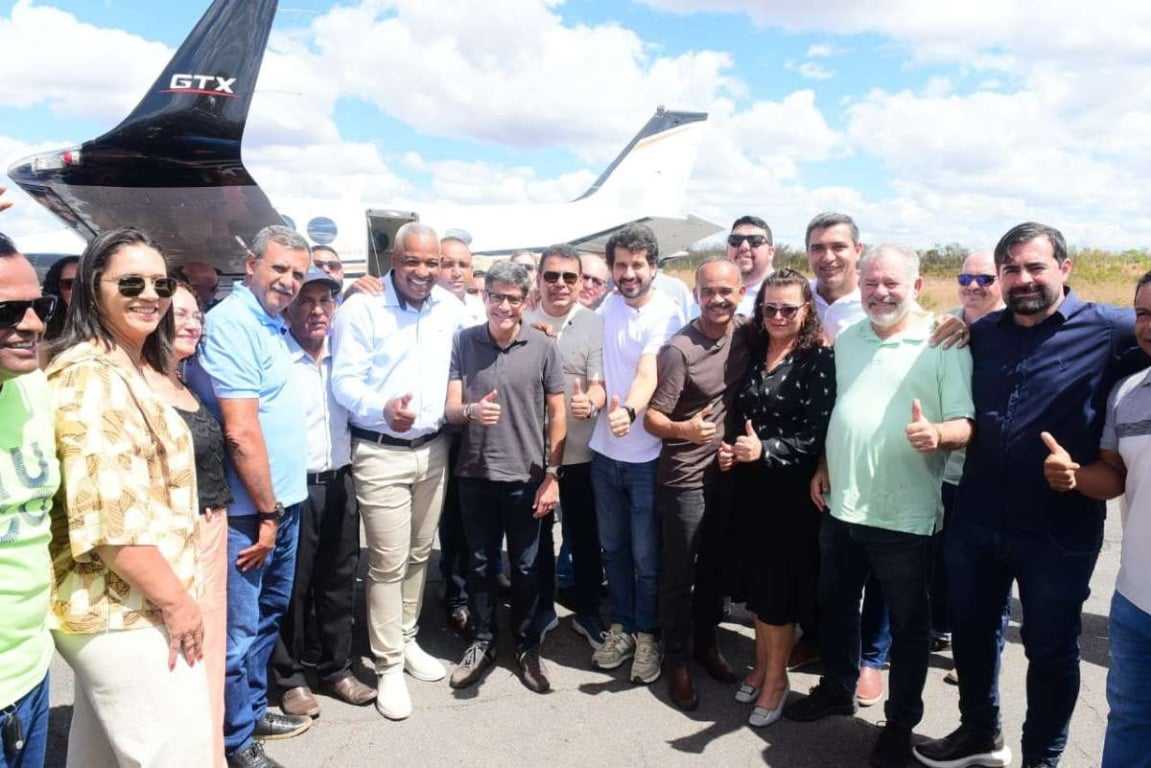 ACM Neto inicia agenda no Oeste da Bahia e recebe apoio de prefeitos e lideranças locais