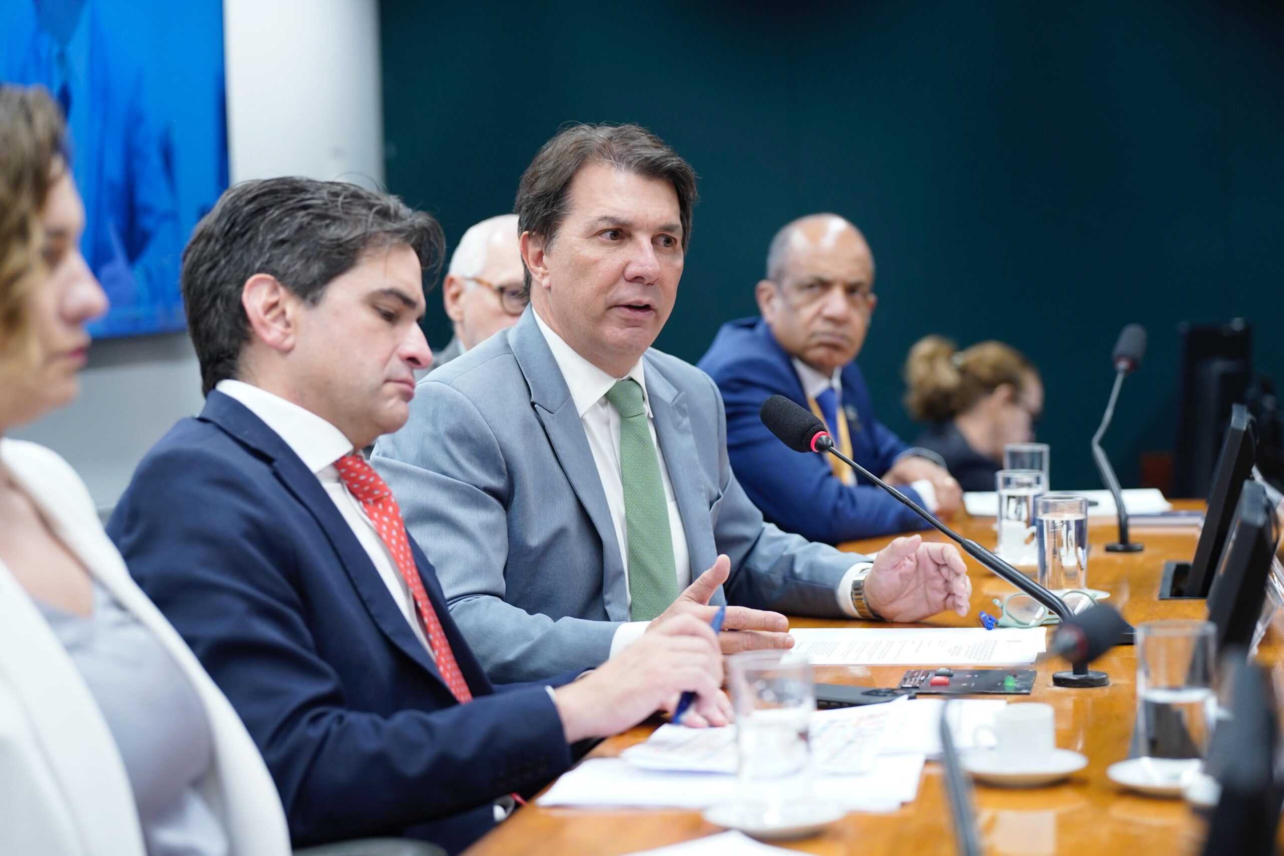 Arthur Maia cobra presença do Ibama e critica entraves ambientais em audiência sobre setor portuário