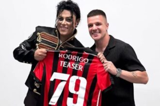 Atacante do Vitória presenteia dublê de Michael Jackon com camisa do clube